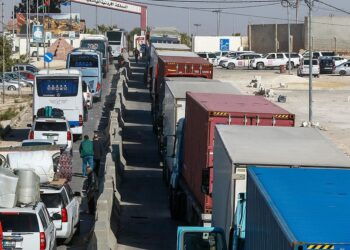 الحكومة تبحث ملف الشاحنات الأردنية مع الجانب السوري