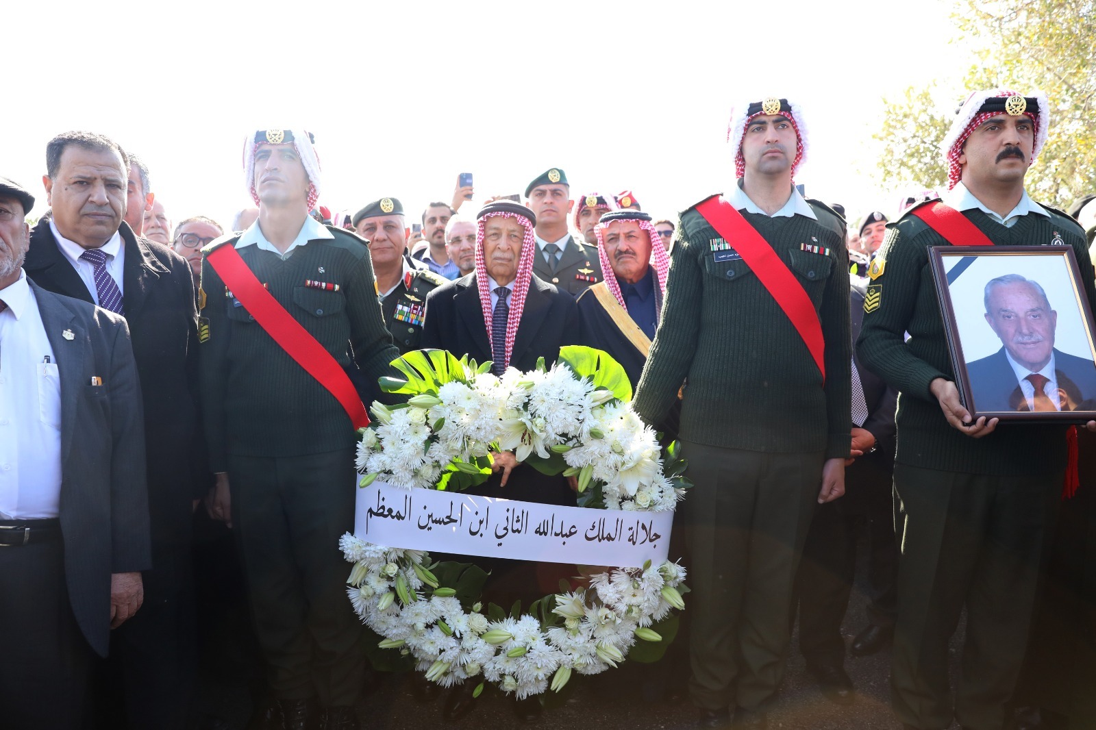 مندوبا عن الملك وولي العهد… العيسوي يشارك في تشييع جثمان رئيس الوزراء الاسبق أحمد عبيدات