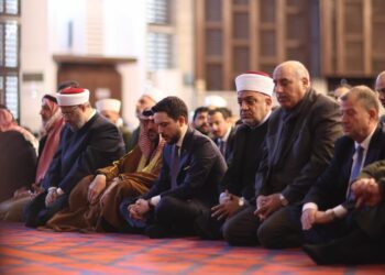 ولي العهد يؤدي صلاة الجمعة في مسجد الشهيد الملك المؤسس