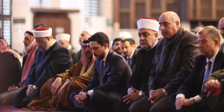 ولي العهد يؤدي صلاة الجمعة في مسجد الشهيد الملك المؤسس