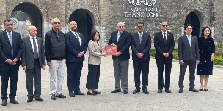 رئيس النواب يلتقي سفراء ورؤساء البعثات العربية المقيمين في فيتنام