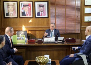 وزير الداخلية يفتتح مكتب الخدمة المستعجلة في دائرة الأحوال المدنية والجوازات
