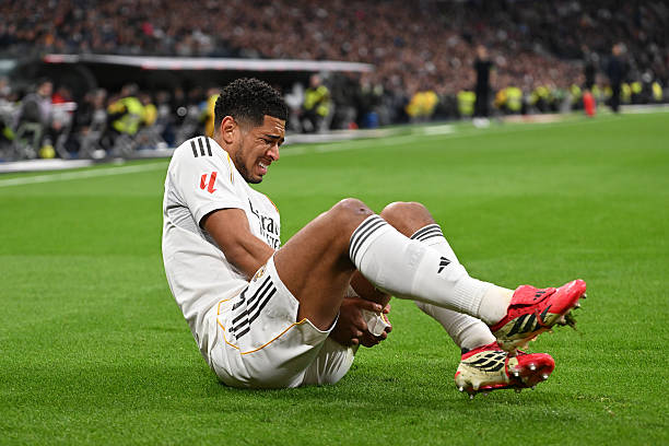 MADRID, SPAIN – FEBRUARY 01: Jude Bellingham of Real Madrid goes down with an injury during the LaLiga EA Sports match between Real Madrid CF and Rayo Vallecano de Madrid at Estadio Santiago Bernabeu on February 01, 2026 in Madrid, Spain. (Photo by Denis Doyle/Getty Images)