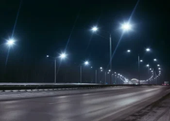 مشروع حكومي لإنارة ممر عمّان التنموي بالطاقة الشمسية