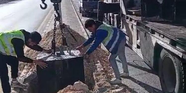 الأشغال تبدأ حملة لتأهيل وإنارة طرق حيوية للحد من الحوادث