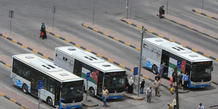 تخفيفا للازدحامات واستهلاك الوقود .. الحكومة تدعو الأردنيين لاستخدام حافلات النقل العام