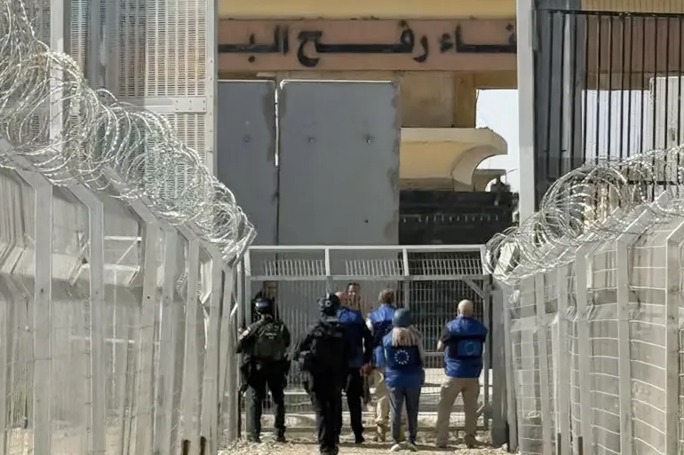 إسرائيل تفوض مليشيا أبو شباب تفتيش المسافرين في معبر رفح