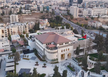 الخدمة والإدارة العامة تدعو الموظفين للمشاركة باستبانة حول الدوام الرسمي