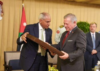 الملك يلتقي مجموعة من رفاق السلاح المتقاعدين والمحاربين القدامى