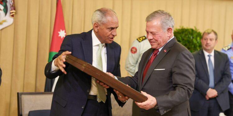 الملك يلتقي مجموعة من رفاق السلاح المتقاعدين والمحاربين القدامى