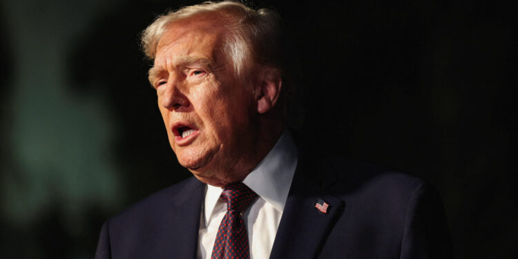 ترمب يؤكد تفاوض إيران بجدية .. وطهران تحذر من كلفة الحرب