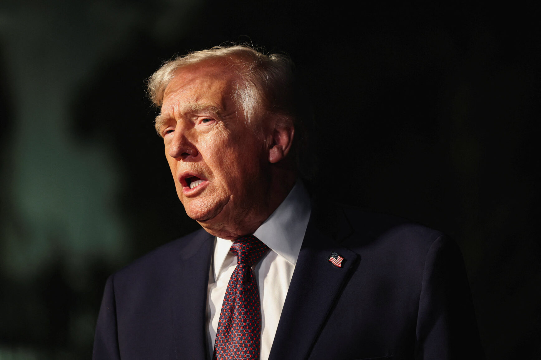 ترمب يؤكد تفاوض إيران بجدية .. وطهران تحذر من كلفة الحرب