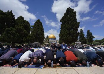 عشرات آلاف المصلين يُؤدون صلاة الجمعة في المسجد الأقصى
