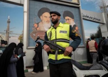 الشرطة الإيرانية تحذر من التظاهر ضد النظام: أصابعنا على الزناد