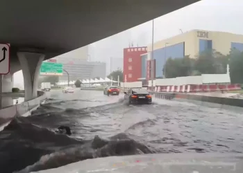 أمطار غزيرة ورياح عاصفة تتسبب في سيول وتعطل جزئي للحركة في الإمارات