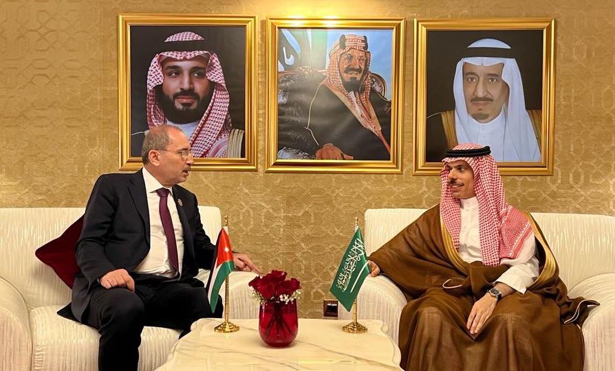 الصفدي ونظيره السعودي يبحثان التصعيد في المنطقة وسبل استعادة الهدوء