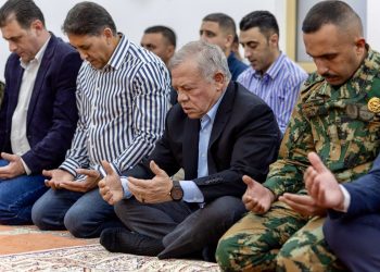 الملك يؤدي صلاة عيد الفطر في مسجد الحرس الملكي في العقبة