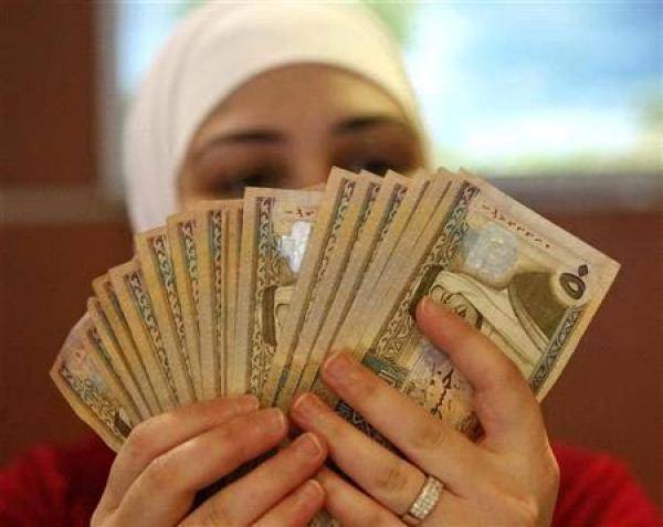 بدء صرف رواتب العسكريين اليوم وباقي القطاعات الحكومية الثلاثاء