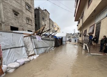 طقس قاسٍ بـ15 دول عربية.. 3 قتلى وسيول وثلوج وإجلاء عائلات وتعطيل دراسة