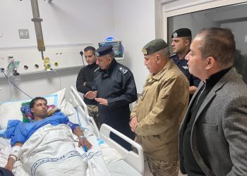 مدير الأمن العام يزور المصاب الرقيب محمد طلال الشورة
