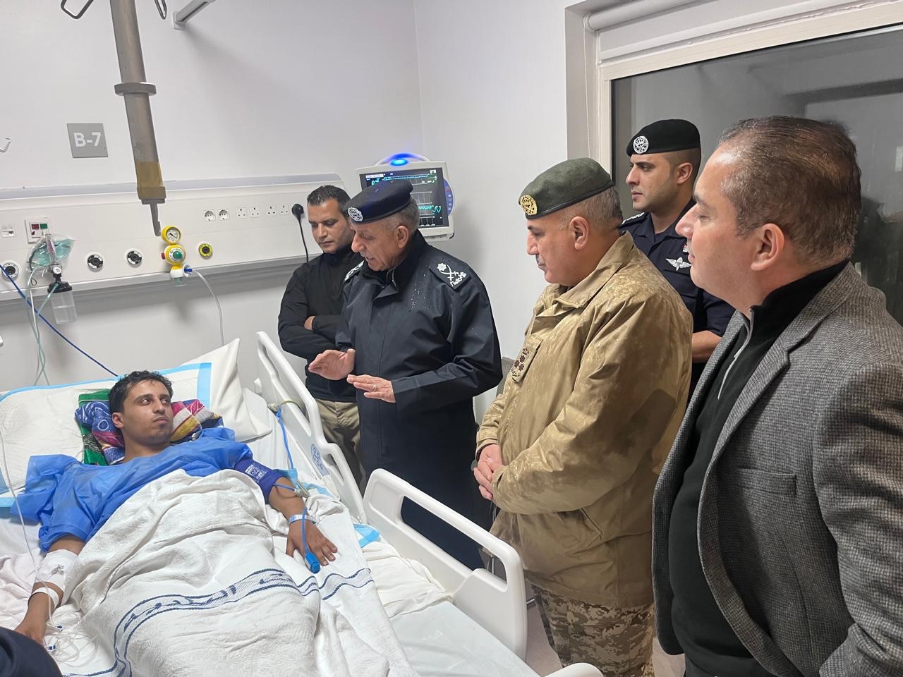 مدير الأمن العام يزور المصاب الرقيب محمد طلال الشورة