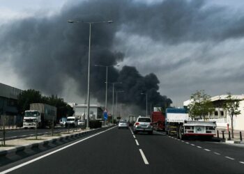 حريق في منشأة بمجمع الرويس الصناعي بأبو ظبي