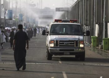 الدفاع المدني السعودي: وفاتان وإصابة 12 مقيماً جراء سقوط مقذوف على موقع سكني