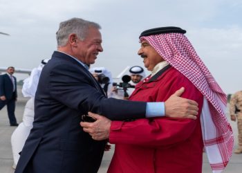 الملك يصل إلى المنامة ويلتقي ملك البحرين