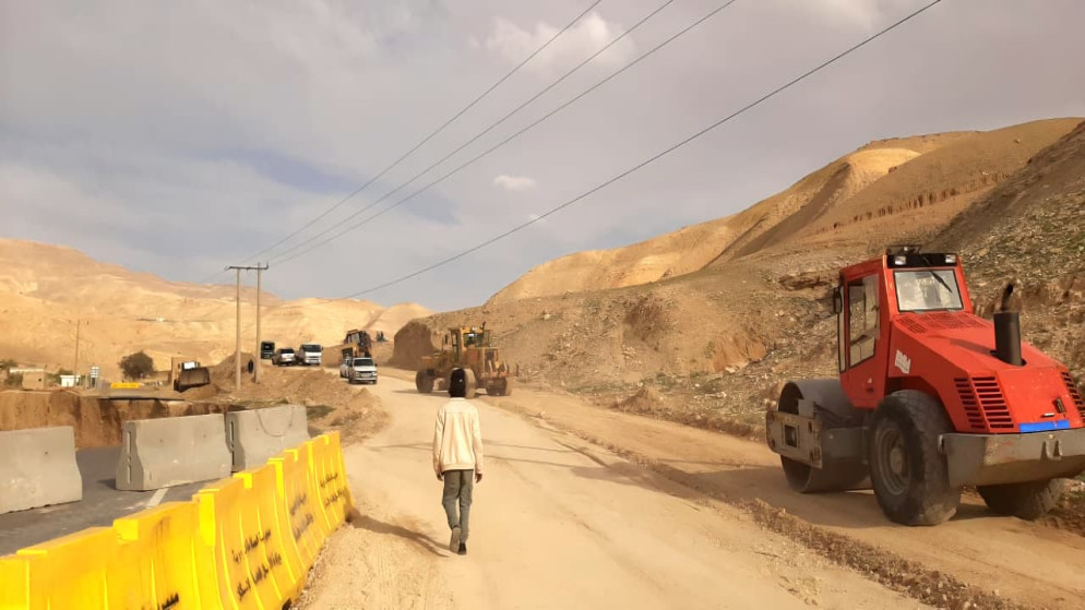 الأشغال: قوة السيول تتسبب بانجراف مقطع من طريق الطفيلة – الكرك