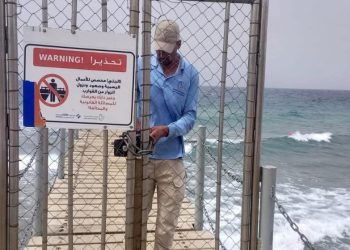 محمية العقبة البحرية تحذر من السباحة أو النزول إلى البحر في ظل ارتفاع الأمواج