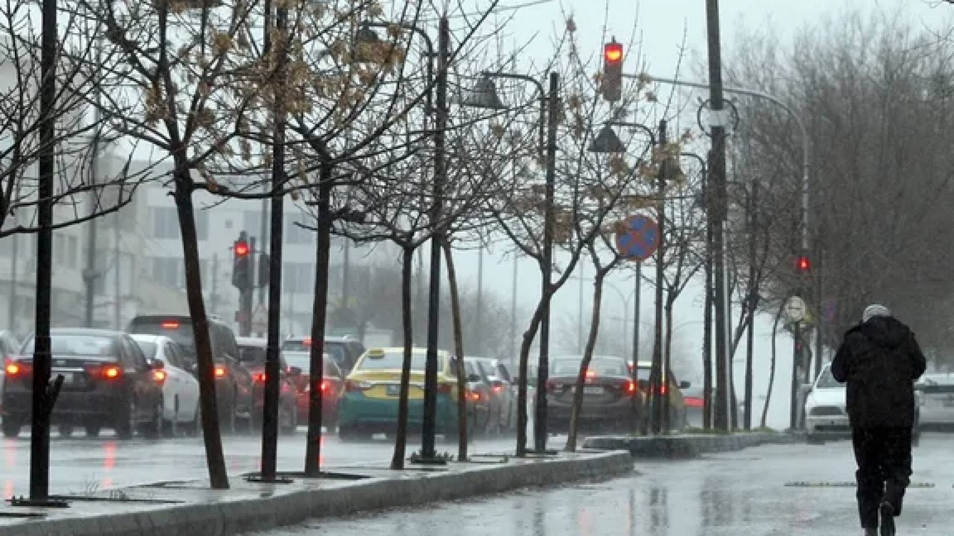 أمطار رعدية غزيرة وتحذيرات من السيول الأربعاء والخميس