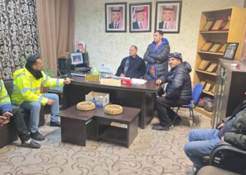 بلدية الطفيلة تغلق طريق المنصورة إثر تعرضه للانجرافات ومداهمة السيول