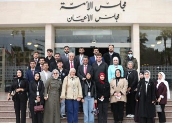 الخصاونة يلتقي عددا من طلبة العلوم السياسية في الجامعة الأردنية