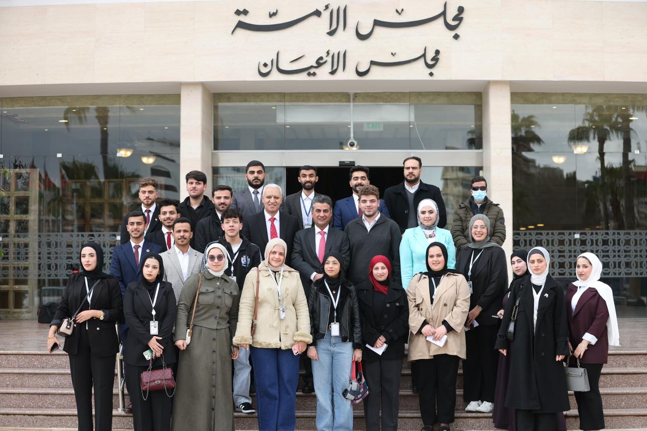 الخصاونة يلتقي عددا من طلبة العلوم السياسية في الجامعة الأردنية