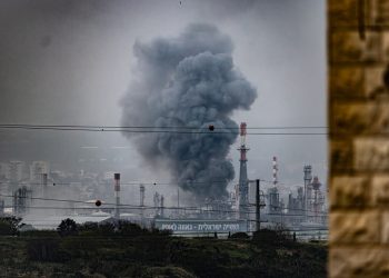 إصابة مصفاة حيفا النفطية في إسرائيل بصواريخ إيرانية