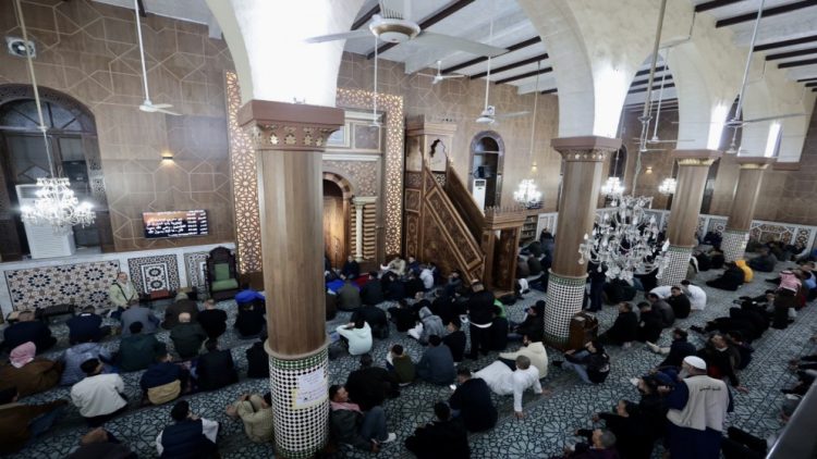 الأردنيون يؤدون صلاة عيد الفطر في جميع المحافظات