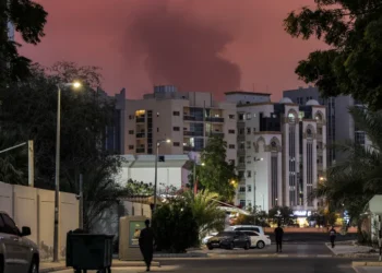 أبوظبي.. إصابة شخصين أردني ومصري جراء شظايا اعتراض مقذوفات إيرانية