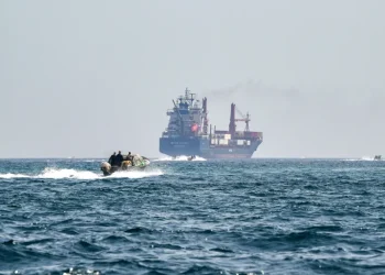 عالقون في مياه الخليج.. آلاف البحارة يستغيثون طلبا للإجلاء والإمدادات