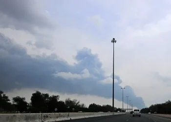 استهداف دول الخليج.. إصابات في دبي وحريق بناقلة كويتية