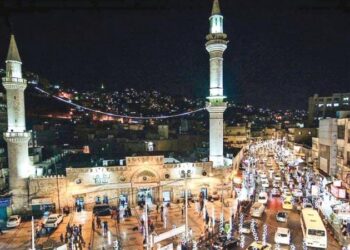 إقبال كبير على المسجد الحسيني خلال صلاة التراويح في رمضان