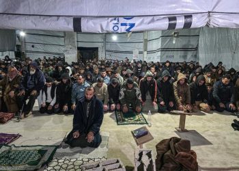 غزيون يحيون ليلة القدر وسط المساجد المدمرة والمصليات البلاستيكية