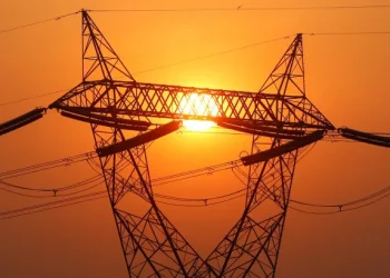 كهرباء مصر تستدعي 10 آلاف مهندس وفني من الخليج