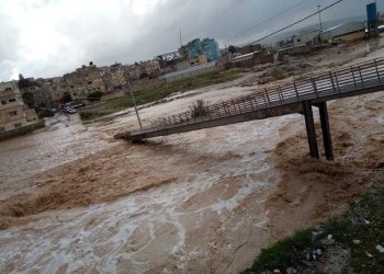 ارتفاع منسوب المياه في شوارع بالزرقاء وتحذيرات للسائقين