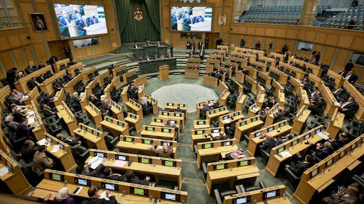 النعيمات يطالب بالتحقق: رئيس حكومة سابق يعمل لدى دولة أجنبية