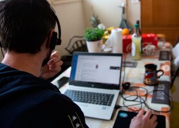 العمل من المنزل ومشاركة السيارات.. توصيات دولية لمواجهة تداعيات حرب إيران