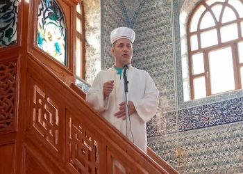 خطيب جمعة بطرابزون يوبّخ المصلين لانشغالهم بالهواتف