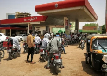الوقود يرهق السودانيين مجددا.. عودة الطوابير والسوق السوداء