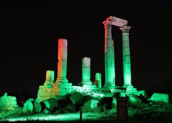 إضاءة مواقع أثرية بألوان العلم الأردني احتفالا بيوم العلم