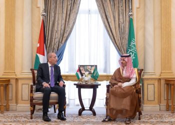 وزير الخارجية يبحث مع نظيره السعودي الأوضاع الإقليمية