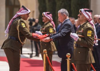 الملك يشهد مراسم رفع العلم في قصر الحسينية
